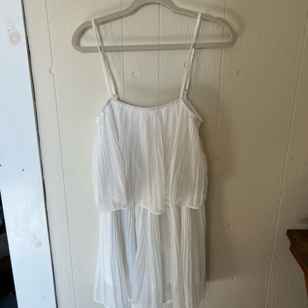 Elegant White Pleated Ropmer